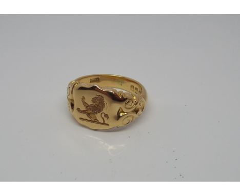 Gent's 18ct yellow intaglio signet ring, shield shape panel set with a lion rampant, approx 13g, fully hallmarked, ring size 