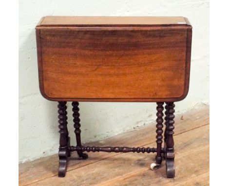 Small Edwardian mahogany Sutherland table on bobbin turned legs, 19" wide 20" high