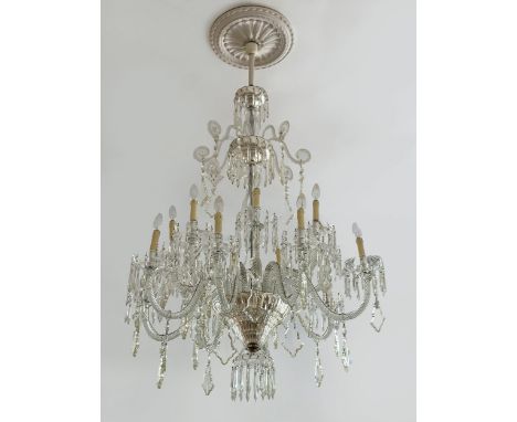 Eleganter MuranolüsterHöhe: 180 cm.Murano, 20. Jahrhundert.In klarem Glas gefertigter, symmetrisch zeitloser Lüster mit zwei 
