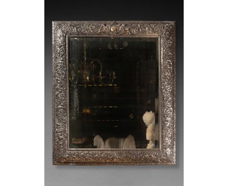 Eleganter versilberter SpiegelHöhe: 130 cm. Breite: 110 cm.Frankreich, um 1840.Profilierter Rahmen mit reich vegetabil und fi