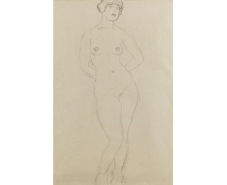 Gustav Klimt, 1862 Wien – 1918 ebendaMÄDCHENAKT VON VORNE, DIE HÄNDE AM RÜCKEN VERSCHRÄNKTBleistift auf Papier.56 x 36,8 cm.A