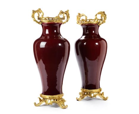 Paar Prunkvasen im Louis XV-StilHöhe: 65,5 cm.Frankreich und China, 19. Jahrhundert.Metallmontierung, vergoldet, über dreifüß