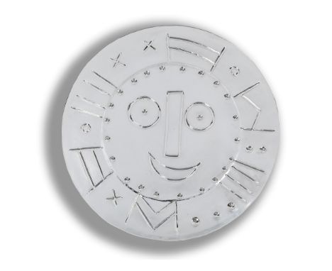 Pablo Picasso, 1881 Málaga – 1973 MouginsVISAGE EN FORME D‘HORLOGEDurchmesser: 42 cm. Gewicht: 1900 g.Verso gestempelt „Picas