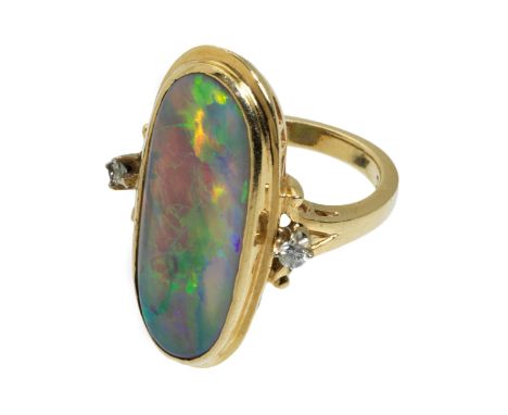 Opal-DiamantringRingweite: 52. Ringkopflänge: ca. 2,8 cm. Gewicht: ca. 7,1 g. GG 585.Aparter Ring besetzt mit feinem ovalen S