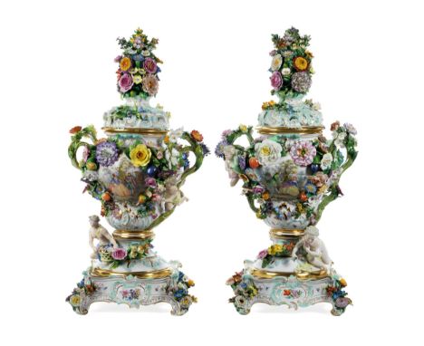 Paar grosse Potpourri-DeckelvasenHöhe: 71 cm. Durchmesser 35 cm.Nach einem Modell von Johann Joachim Kändler (1706-1775), Mei