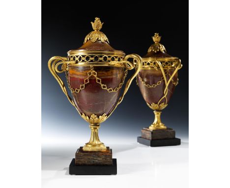 Paar Louis XVI-Potpourri VasenHöhe: 35 cm. Breite: 21 cm.Paris, um 1780.Dieses seltene Deckelvasenpaar ist aus einem Block Ja