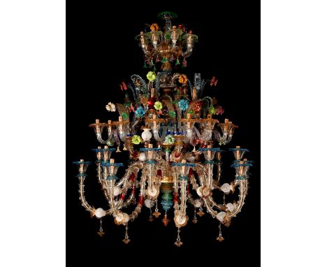 Fröhlicher MuranolüsterHöhe: 175 cm. Durchmesser: 140 cm.Murano, 20. Jahrhundert.In entfärbtem und polychrom gefärbtem Glas d
