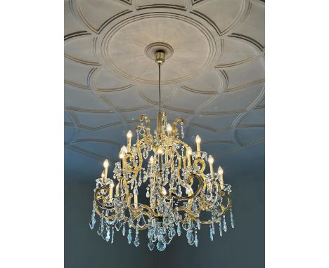 Muranolüster in warmer GestaltHöhe: 180 cm.Murano, 20. Jahrhundert.In klarem Glas mit warmfarbigem Messinggestänge gebildeter
