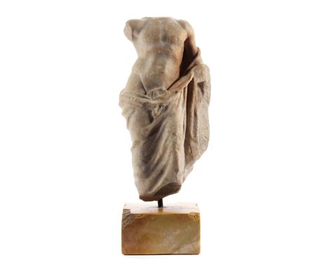 Römischer Marmortorso eines ÄsculapHöhe: 37 cm. Gesamthöhe mit Sockel: 45 cm.Weißer Marmor in leicht grau-gelblicher Tönung. 
