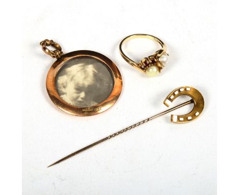 A gold pearl interwoven and red stone set ring, a 15ct horseshoe design stick pin, and a photo pendant in a 9ct gold mount 