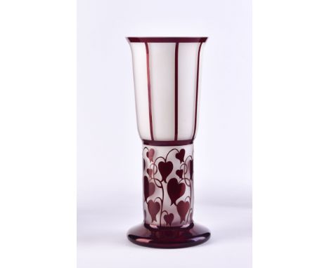 Hans Bolek, Vase, Johann Lötz Witwe, KlostermühleProduktionsnummer 804, Dekor opal, Form und Dekor 1916, außen weinrot, auf m