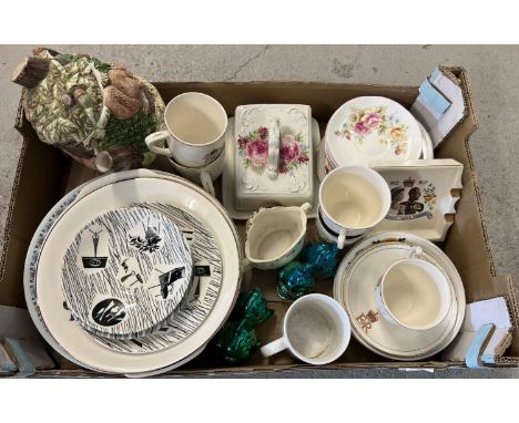 A box of assorted ceramics to include commemorative cups &amp; saucers, Midwinter tea plate &amp; saucers and retro fish toot