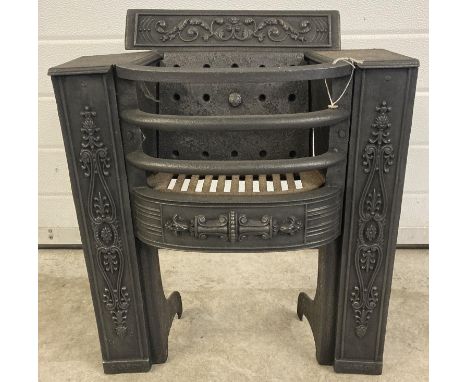 A Victorian cast iron fire grate with curve fronted basket and decorative scroll &amp; foliate detail. Approx. 57cm tall x 46