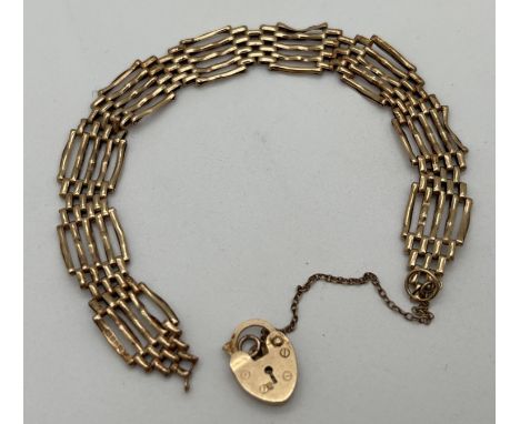 A 9ct gold 5 bar gate bracelet with heart shaped padlock clasp - for scrap or repair. Total weight approx. 5.9g. Fully hallma