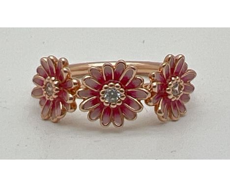 A 14ct rose gold plate and enamel finish 3 pink daisy dress ring by Pandora. Inside of band marked ale Met 48. Ring size I½ o