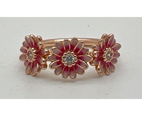 A 14ct rose gold plate and enamel finish 3 pink daisy dress ring by Pandora. Inside of band marked ale Met 48. Ring size I½ o