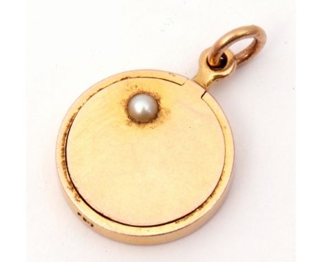 15ct stamped circular hinged locket highlighted with a small split seed pearl, verso engraved 1900, 18mm diam, 5.8gms g/w
