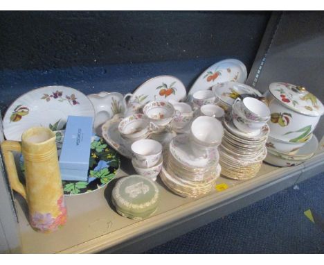 A Mixed lot to include Royal Worcester Evesham, Royal Doulton plate, Wedgwood Jasperware trinket box and other items 