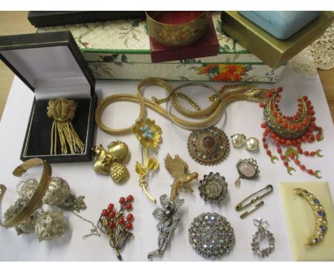Mid 20th century costume jewellery to include brooches, a silver gilt example with coral coloured stones as flower buds and w