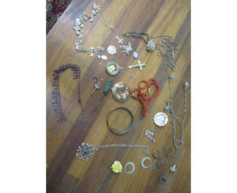 Jewellery to include a Chinese cloisonne pendant, a moonstone set necklace, filigree, silver, earrings and other items 
