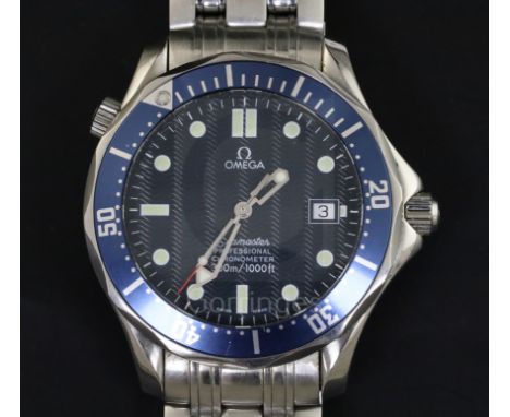 A gentleman's 2003 stainless steel Omega Automatic Calendar Centre Seconds Seamaster Professional Chronometer wrist watch, re