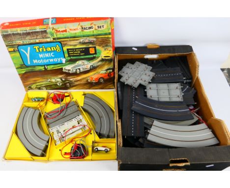 Tri-ang - Minic Motorways - A Minic Motorways set M1524 in OO scale. Items appear to be in good condition with track, cars an