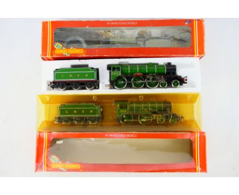 Hornby Railways - A pair OO gauge Locomotive to include R053 LNER 4-6-0 Class B17 Manchester United #2862 and R859 LNER 4-4-0
