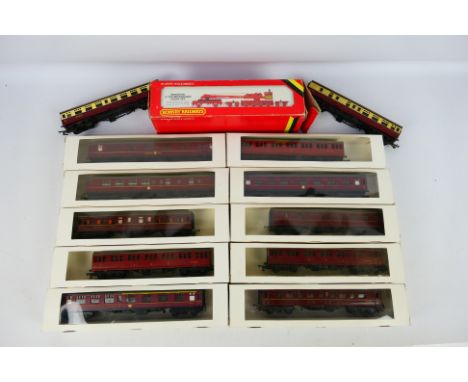 Tri-ang - Hornby - A group of mainly boxed OO gauge passenger coaches contained in plain white window boxes, with a boxed Hor