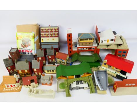Tri-ang - Minic Motorways - Superquick - Metcalfe - Others - A mixed assortment OO and N scale buildings. To include Motor Ga