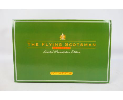 Hornby - Model railways - A OO gauge limited presentation edition 4472 Flying Scotsman set (R075) with double tender. Item ap