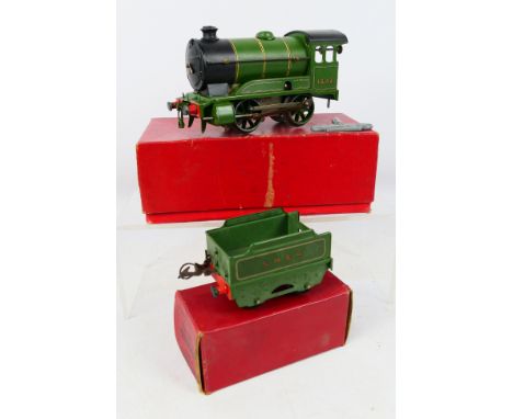 Hornby Series - A pair of O gauge tinplate items to include a boxed Clockwork Locomotive 0-4-0 1842 in LNER Green Livery (410