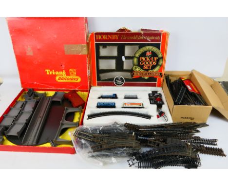 Hornby - Triang - An R823 OO gauge Pick Up Goods Set consisting of a 270 0-4-0 Caledonian locomotive and related rolling stoc