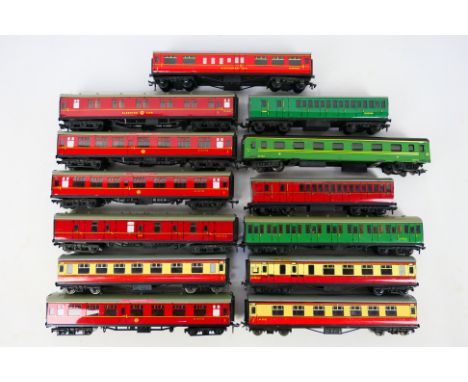 Hornby Dublo - 13 unboxed OO gauge tinplate coaches in mostly Southern and LMS liveries. Items appear predominantly good cond