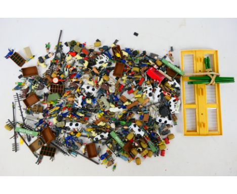 Hornby - Bachmann - A large assortment of unboxed HO/OO Scale Railway accessories to include Passengers, Railway Staff, vario