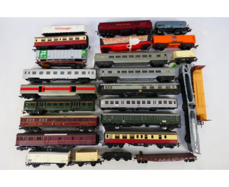 Tri-ang - Hornby - Fleischmann - Marklin - A group of OO/HO gauge rolling stock including observation car, buffet car, transp