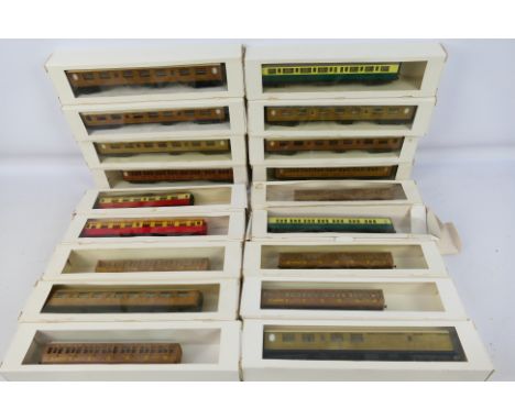 Hornby - eighteen OO gauge coaches to include mostly LNER teak coaches such as 2247, 22357, 1870 brake coach and similar. Ite