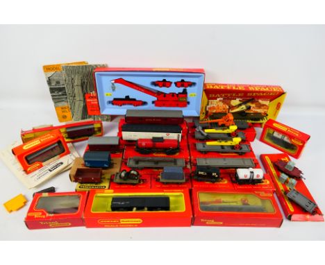 Tri-ang - Hornby - Over 20 boxed items of predominately OO / HO gauge rolling stock with some accessories and ephemera. Lot i