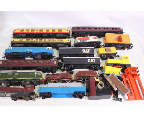 Lima - Tri-ang - Faller - Others - A group of unboxed O gauge locomotives, rolling stock and accessories. Lot includes Tri-an