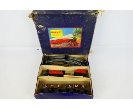 Hornby - A O gauge M1 Tank Goods clockwork train set. Includes 0-4-0 3435 Locomotive and tender in red, Rolling stock and tra