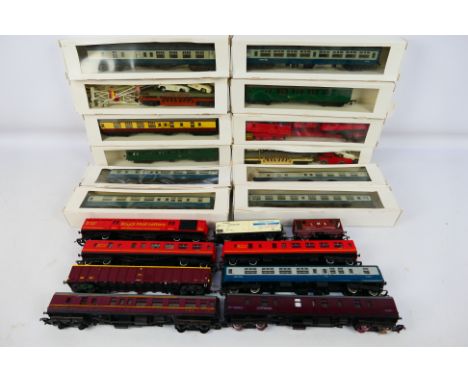 Hornby - Model Railways - 21 OO gauge predominantly passenger coaches to include inter-city M14052, Crane DB 966111 set, Roya
