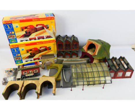 Tri-ang - Hornby - An assortment of OO gauge building and accessories. Items are a mix of as manufactured and kit built to in