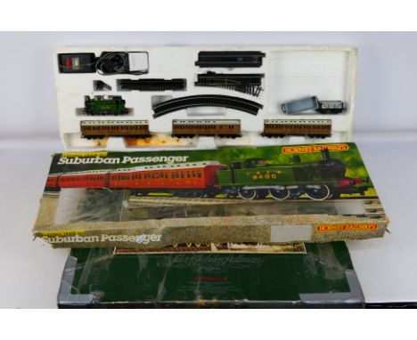 Hornby - An incomplete OO gauge R687 Pullman Set. Item contains its Locomotive and all four Pullman coaches; 1 buffer is miss