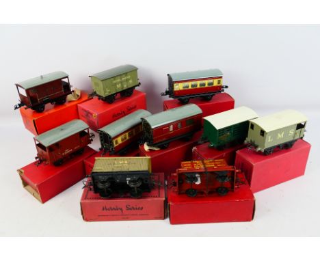 Hornby - 10 x boxed O gauge wagons and coaches, 2 x brake goods vans, 2 x coaches, a flat truck, refrigerator van, banana van