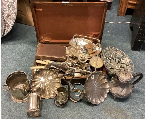 A large collection of silver plated ware. Est. £20 - £30.