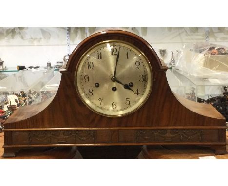 A large mahogany mantle clock. Est. £10 - £20.