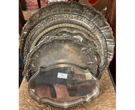 A good collection of silver plated salvers. Est. £20 - £30.