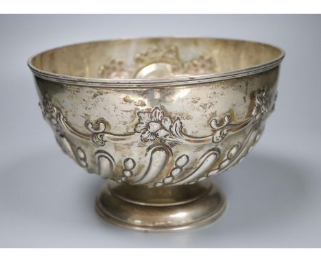 A late Victorian repousse silver rose bowl, William Hutton &amp; Sons, London, 1899,21cm, 17.5oz.