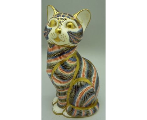 A Royal Crown Derby cat paperweight