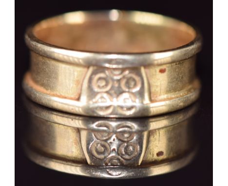 An 18ct gold band with geometric motif, 4.9g, size R/S&nbsp;