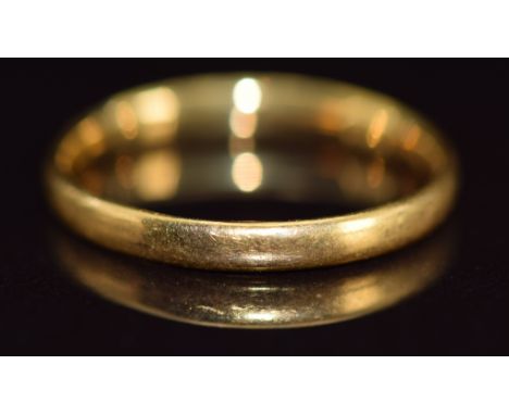 A 22ct gold wedding band / ring, 2g, size K